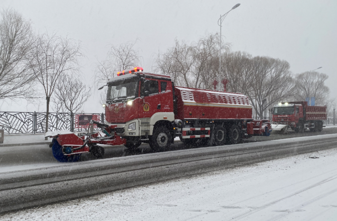 香港正挂挂牌a除冰雪装备全力投入破冰作业，助力北京道路交通安全